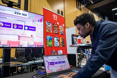 un jeune garçon qui prepaer un quizz sur un ordinateur un jeune garçon qui prepaer un quizz sur un ordinateur