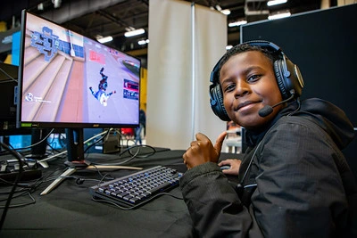 un jeune garçon avec un casque logitech qui joue a valorant en lan un jeune garçon avec un casque logitech qui joue a valorant en lan