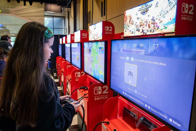 une jeune fille qui est entrain de jouer a mario kart world sur une borne une jeune fille qui est entrain de jouer a mario kart world sur une borne